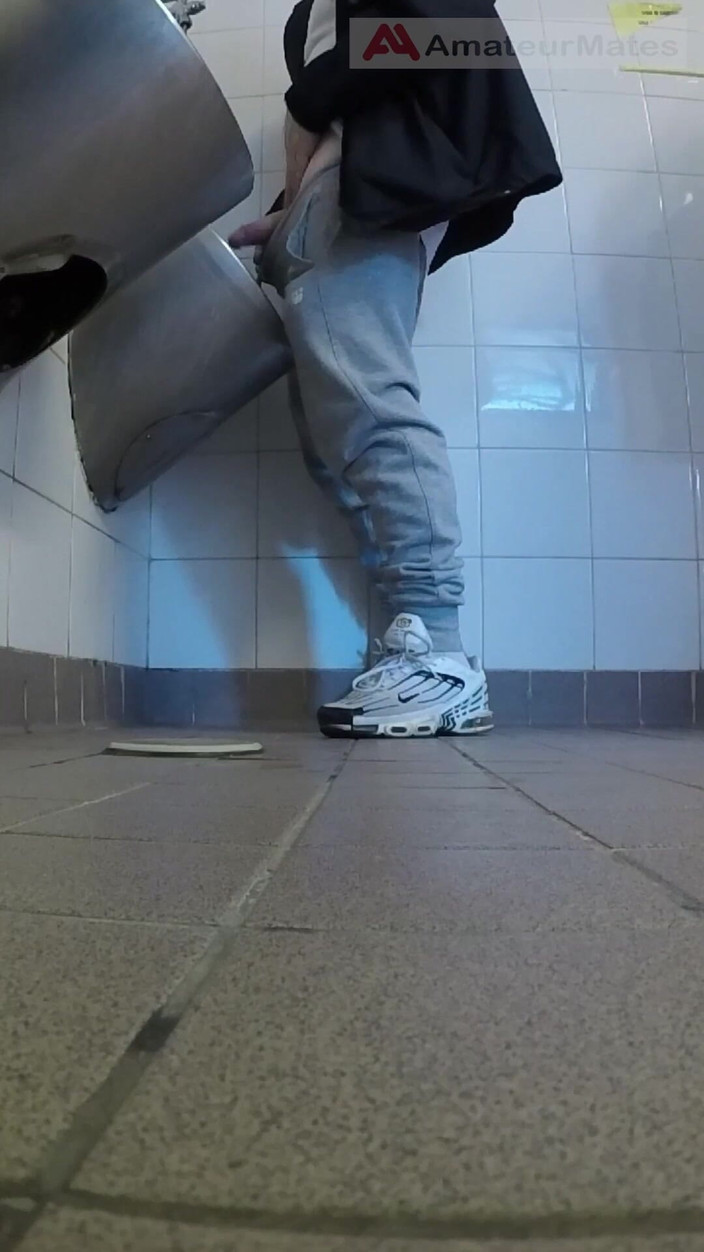 AmateurMates: Amatérští chlapci v teniskách masturbují a zkouší honění na pisoáru...