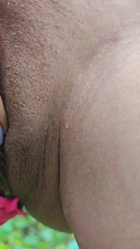 穿着红色内裤撒尿