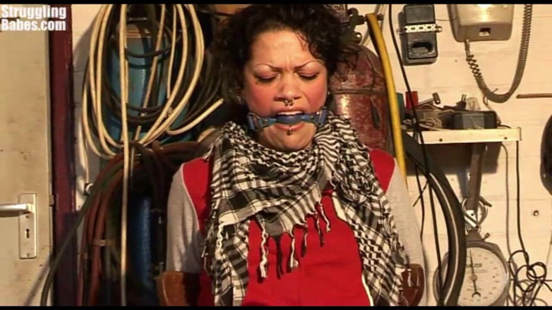 Submissed: Steffi svázaná židlí s ballgagged
