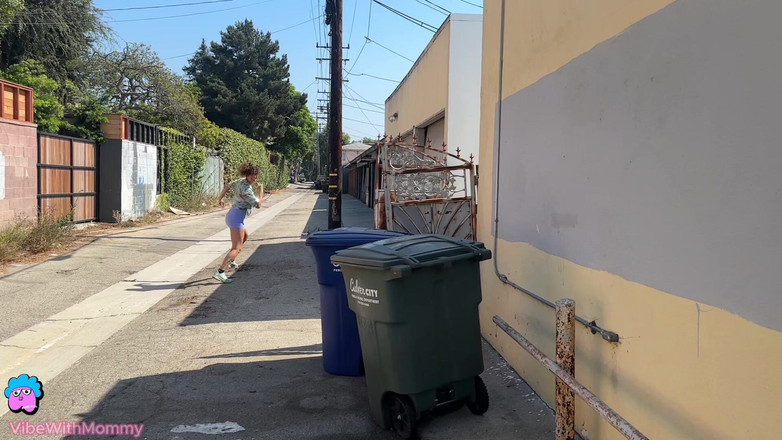 VibeWithMommy: घर आओ और अपनी सौतेली मम्मी को चोदो!