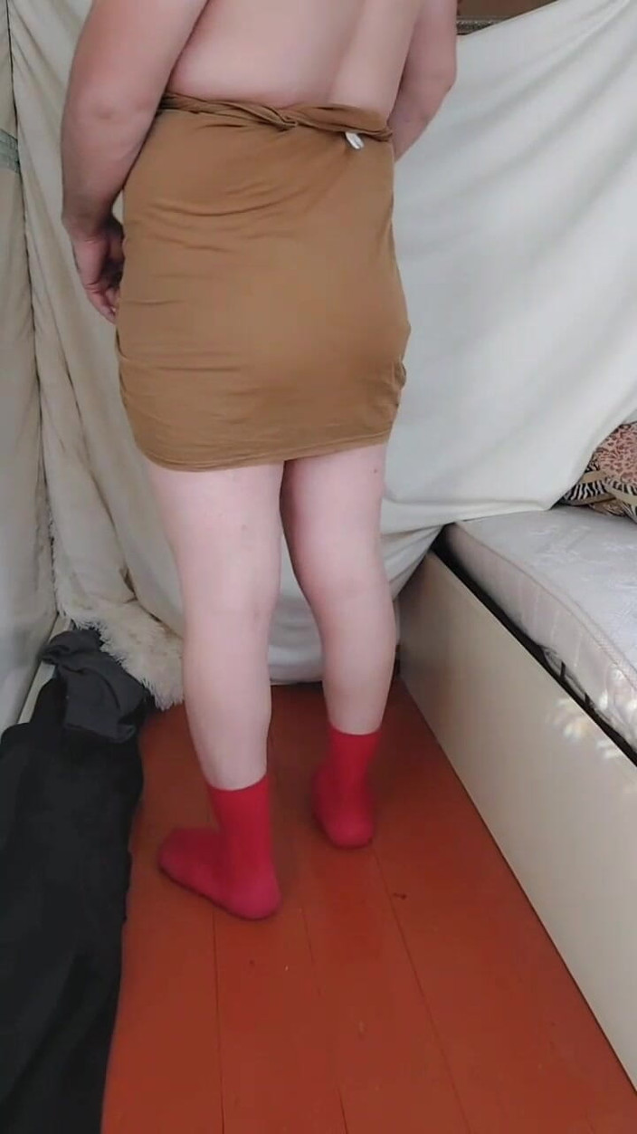 Kitty_Cross: Tante seksi dengan pantat bahenol lagi asik muasin pantat bahenolnya...