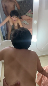 Vracím se domů vystresovaná z práce a moje nevlastní sestra s velkým zadkem mi dává lahodné masáže nohou