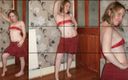 Horny vixen: Haley poseert in minirok en de kleinste tietenbuis