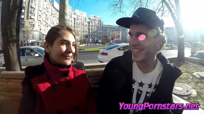 Young Pornstars: Pár se setká na ulici a rozhodne se jít na šukání
