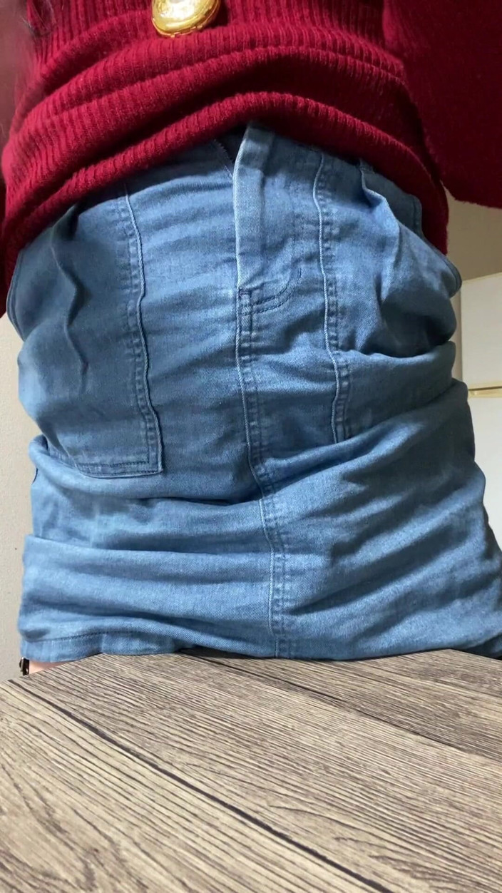 megu2002: No115 crossdresser masturbující v rohu stolu