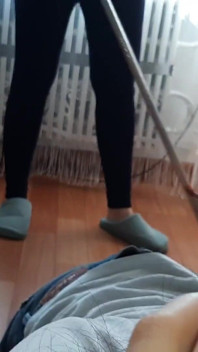 Moja dziewczyna liże moją cipkę ryzykownie, podczas gdy jej mama myje podłogi