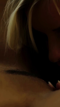 Blonde Marry Queen yang bertetek besar menggoda Caprice kecil molek dalam lesbian bliss tulen