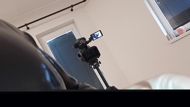 Latex Danielle: O escravo todo de látex teve que cuidar bem de...