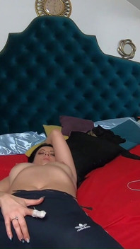 Masturbare leneșă dimineața fără sutien în pantaloni de pulover și atât de umed 233