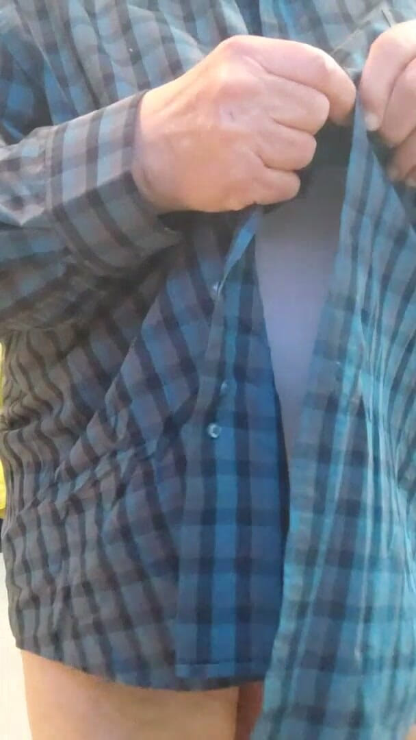 Karlchengeil: 使い古したパンティライナーを噛んでる!