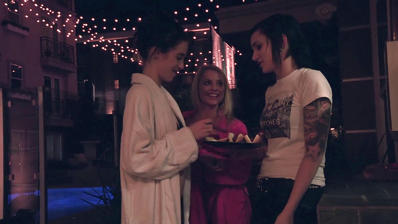 Leon Lambert Girls Twerk Parties CFNM: Лесбійський секс утрьох на Хелловін