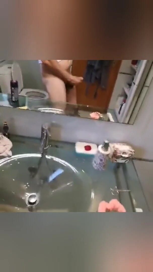 Rafael Torreano: Hete papa betrapt op aftrekken met een enorme cumshot