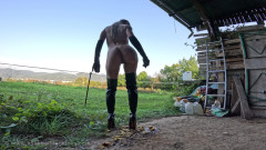 Nude Sportswomen: Donna muscolosa che schiaccia i frutti maschili - rallentatore