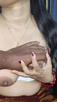 ホットなインドのバービーが大学時代の友人とセックスし、素晴らしいフェラチオをする。