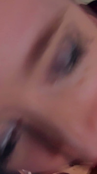 4k milf tettona succhia il cazzo per un enorme facciale