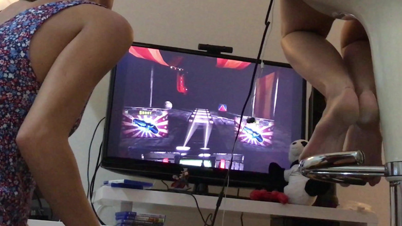 Leon Lambert Girls Twerk Parties CFNM: Cadılar bayramı için: çekici, kesin cadılar bayramı ikramları, Sarah ve Denisa...