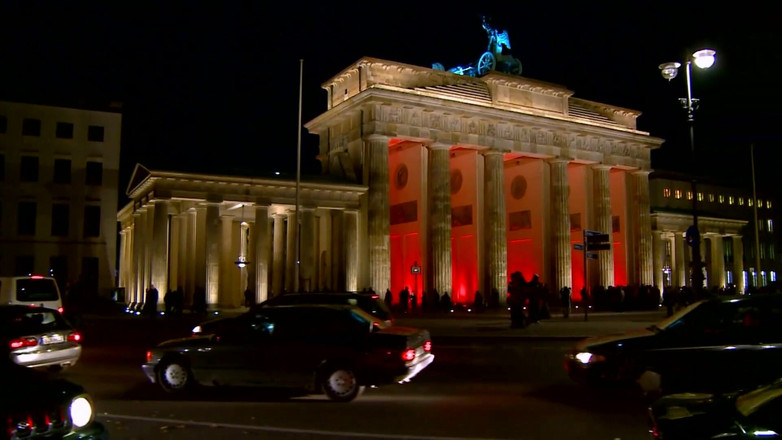 Erotic Planet Studio: Шлюхи-хобби трахают туалетную машину, анал в коридоре