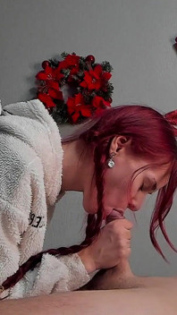 Noelde kız arkadaşla tembel sikişiyor! Şehvetli yandan görünüm sakso, ters kovboy kız ve ateşli elle muamele boşalması