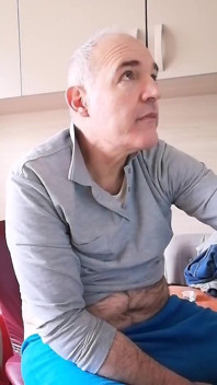유리 컵에 좋은 오줌과 긴 자위