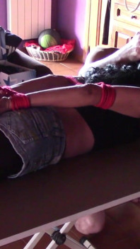17 minuten extremer blowjob im hogtie und kehlenfick auf high heels und strumpfhosen