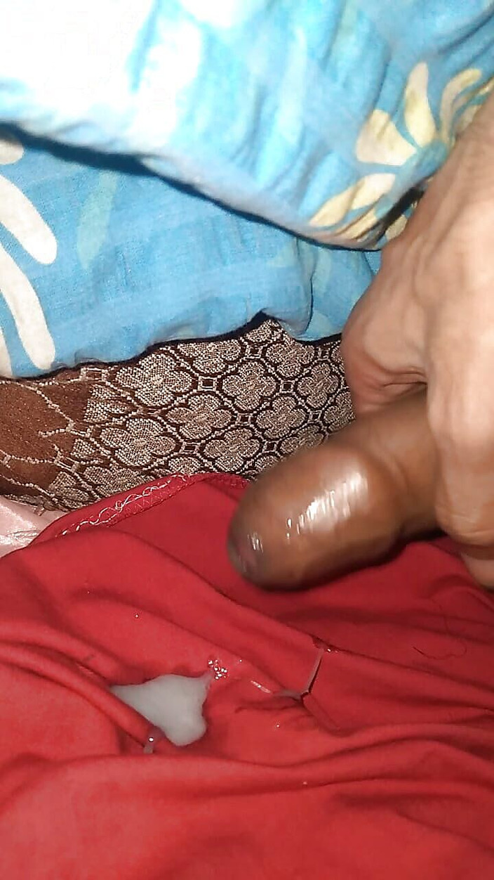 Hottypussy18: मैं अपने कपड़ों पर हस्तमैथुन करती हूं