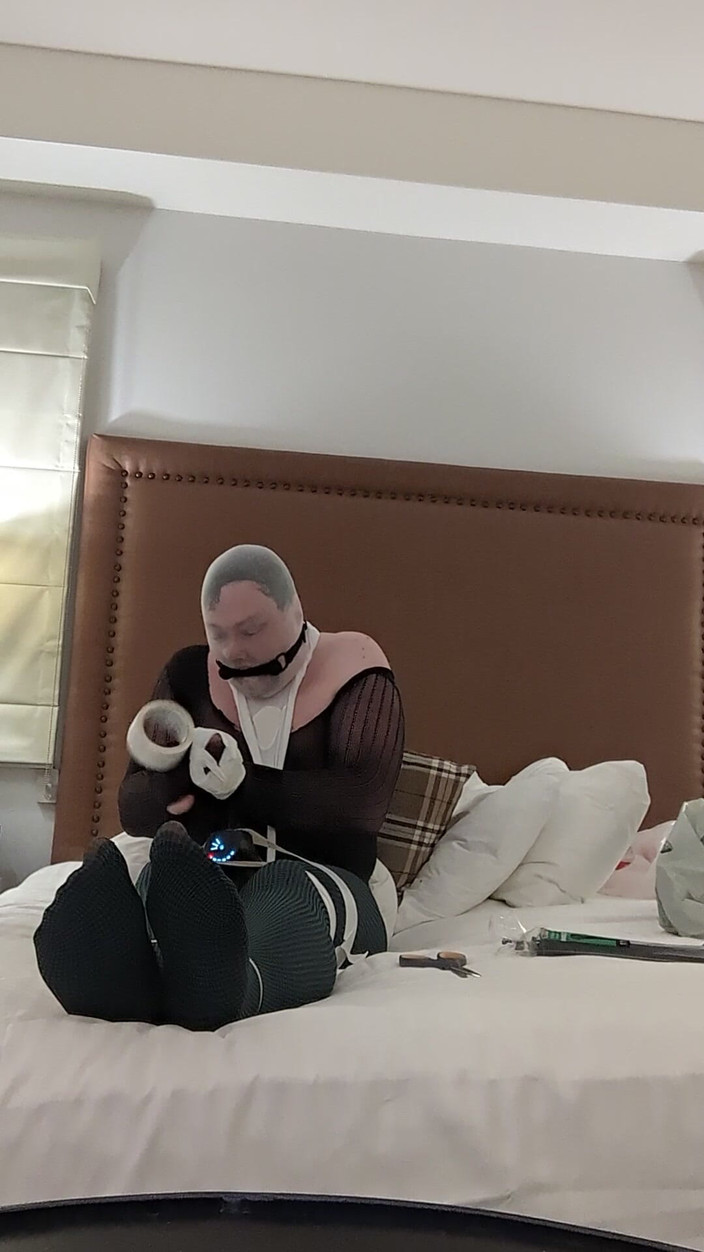 Phmann4u: Selfbondage külotlu çoraplı sürtük boşalıyor