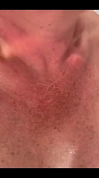 Ik pijp hem als hij mijn pornovideo kijkt en klaarkomt op mijn gezicht en in de mond  
