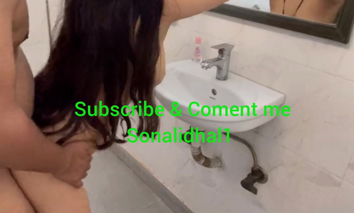 Uttar dinajpur: Stiefmoeder en stiefzoon genieten van op zijn hondjes