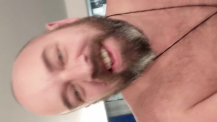 Skin and earth: Ours pulpeux en POV par en dessous. Grognement et éjaculation sur...