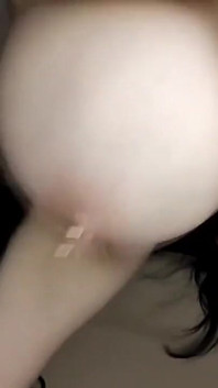 ビデオ中にお尻をひねり、おっぱいの角度をぶら下げます!激しい動き、揺れるおっぱい。