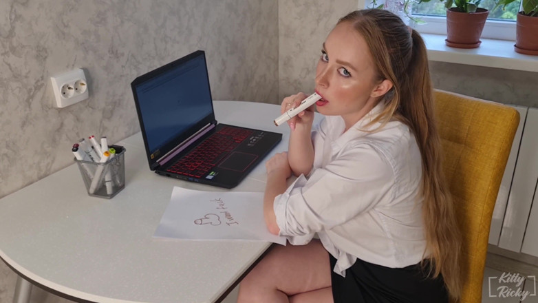 Kelsi69: Sekretářka stříká na nohy