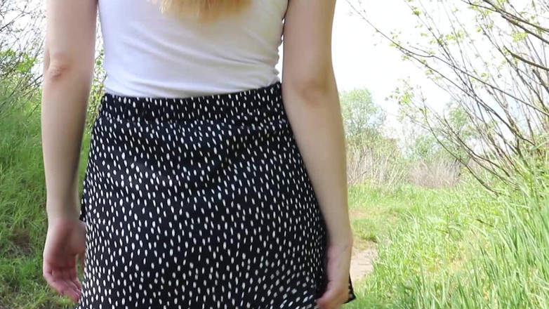 HotCoupleTeam: Moje první veřejné svlékání a masturbace kundičky. Erotická procházka přírodou...