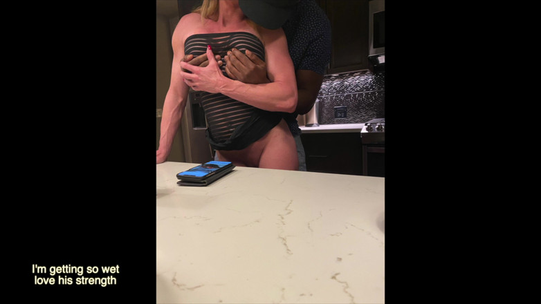 FitwifeJewels: Une grosse bite noire vient et baise ma femme