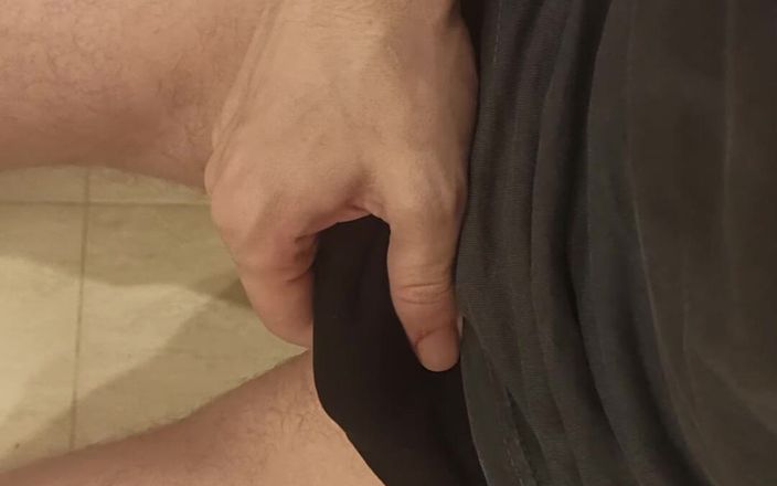Pasha: Un mec masse son pénis assis sur les toilettes