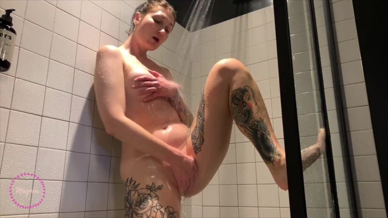 Magnea: Tattooed girl Magnea rubs her pussy in the shower