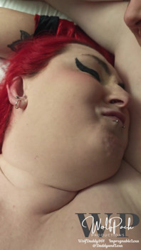 Petite amie mâle et lesbienne transsexuelle dans une orgie amateur bisexuelle de gode-ceinture à trois avec des creampies à cru Partie 2 sur 3