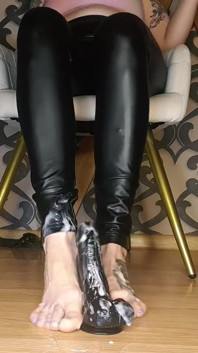 Dame Angela Poolse taal dildo voetenbeurt bodymilk
