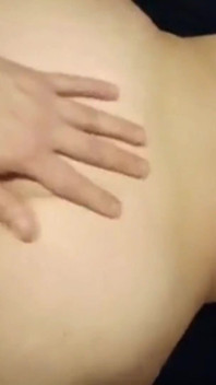 Pantat bahenol tante seksi kulit putih ini dientot habis-habisan sampai dicrot di dalam