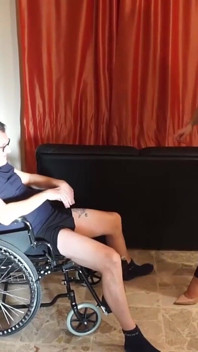 Baskın Hatunlar Tekerlekli Sandalyede Bağlı Adamı Azdırıyor BDSM Üçlü Grup Seks