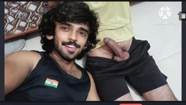 Wauw de eerste keer dat ik de pik van mijn stiefbroer aanraakt toen hij voor me masturbeerde