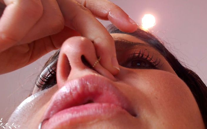 AnittaGoddess: Menyepong hidungku, menunjukkan close up kotor