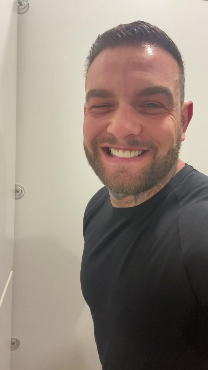 Andyleexxx: Bathroom Piss and Jerk