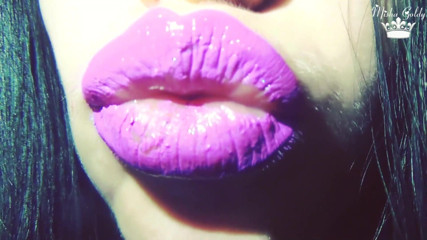 Goddess Misha Goldy: Labios brillantes púrpuras