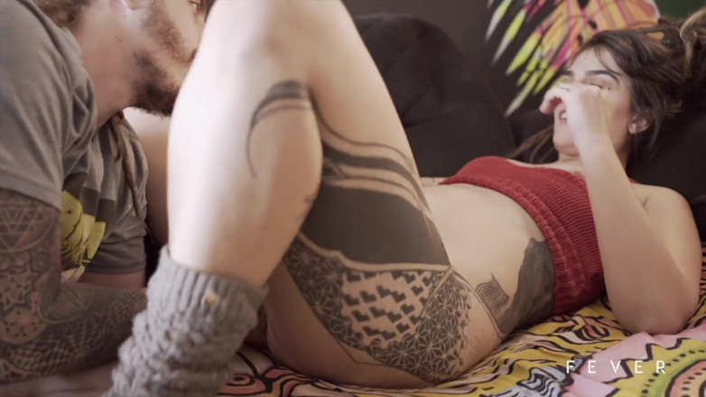 Fever Films: Nadržená brunetka ošukaná velkým ptákem a dostane sperma na zadek