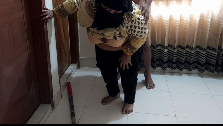 Aria Mia: Egypt Muslim BBW Aunty Gets Stuck Under Bed While Cleaning...