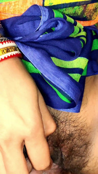 Indická pandžábská podvádějící manželka vypadá perfektně desi sexy v těchto sexy šatech, zatímco její šťavnatá prsa