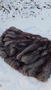 穿着雪白皮大衣在雪地上快速户外啪