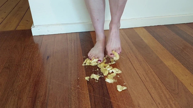 Michellexm: Banana foot job, chodidla, sání banánu na nohou nahoře bez