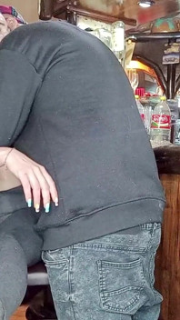 Nachbarin Von Nebenan Macht Meine Frau, Während Ich Vom Bar-ort Aus Zuschaue