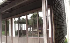 M607g06 una mujer madura que dirige una tienda seca en Kisar millones de personas solas en Chiba